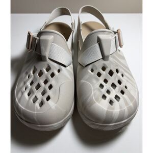 Chaco Chillos clogs. Size 8(W).